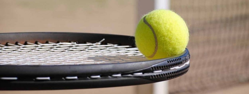 Tennisschläger balanciert Tennisball