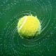 Nasser Tennisball fliegt durch die Luft